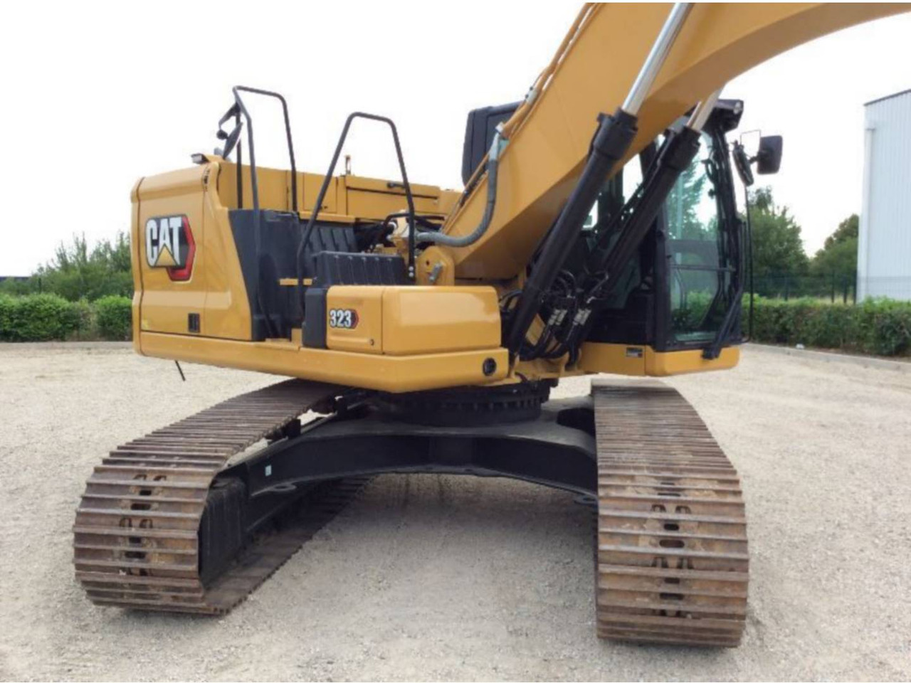 CAT 323 - Lánctalpas kotró: 2 kép. CAT 323 - Lánctalpas kotró: 2 kép.