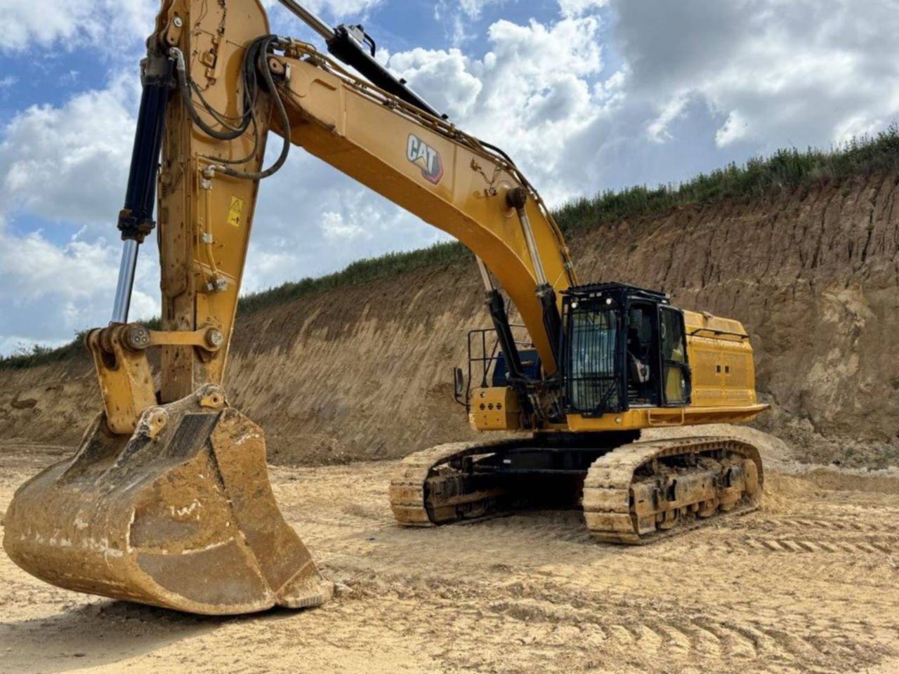 CAT 374-07 - Lánctalpas kotró: 1 kép. CAT 374-07 - Lánctalpas kotró: 1 kép.