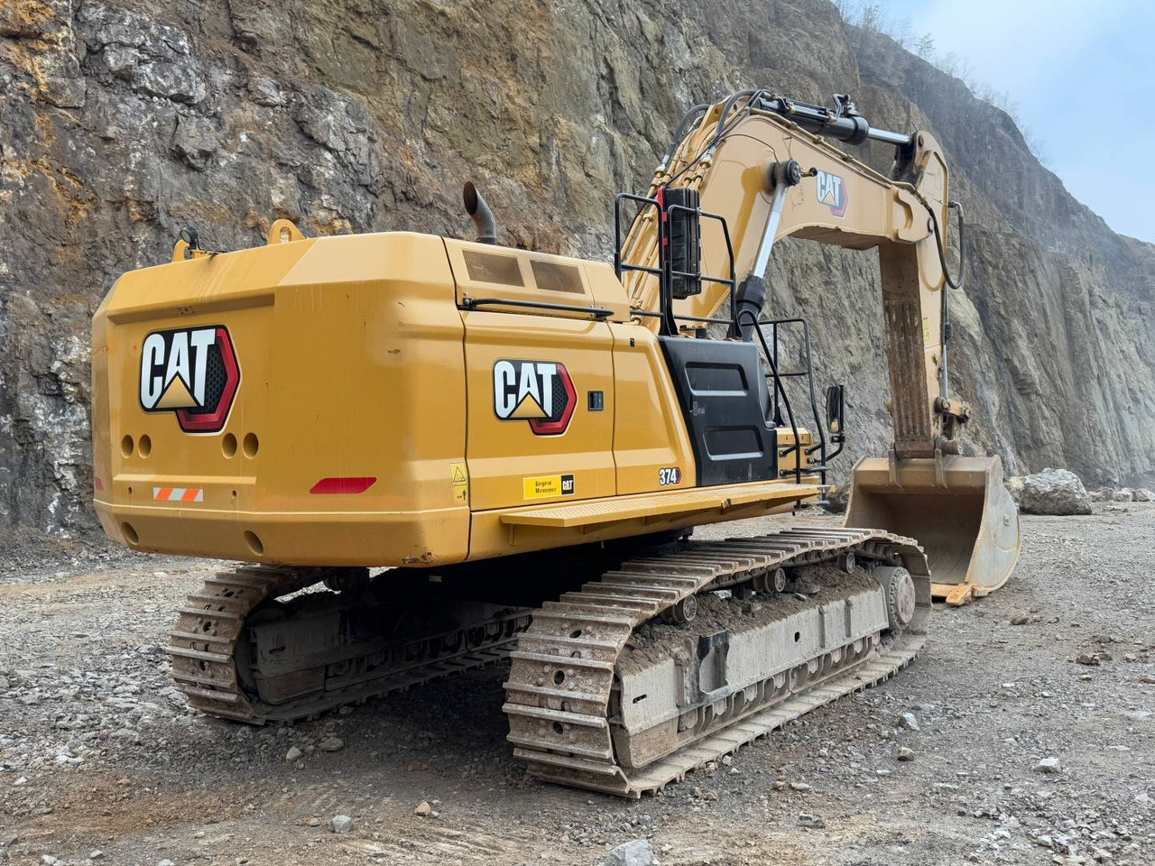 CAT 374-07 - Lánctalpas kotró: 3 kép. CAT 374-07 - Lánctalpas kotró: 3 kép.