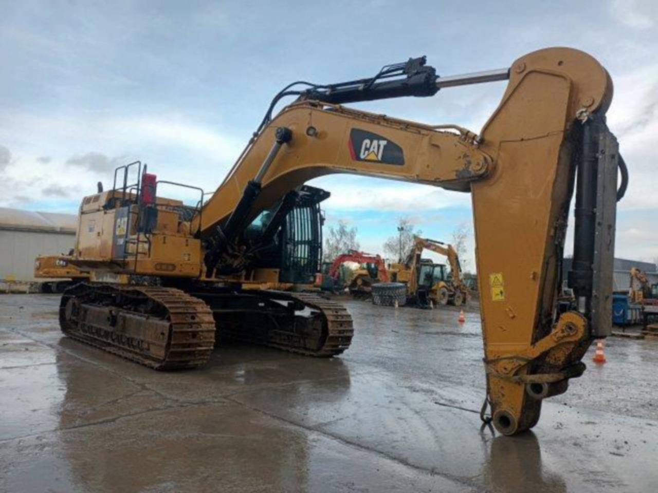 CAT 374F - Lánctalpas kotró: 2 kép. CAT 374F - Lánctalpas kotró: 2 kép.