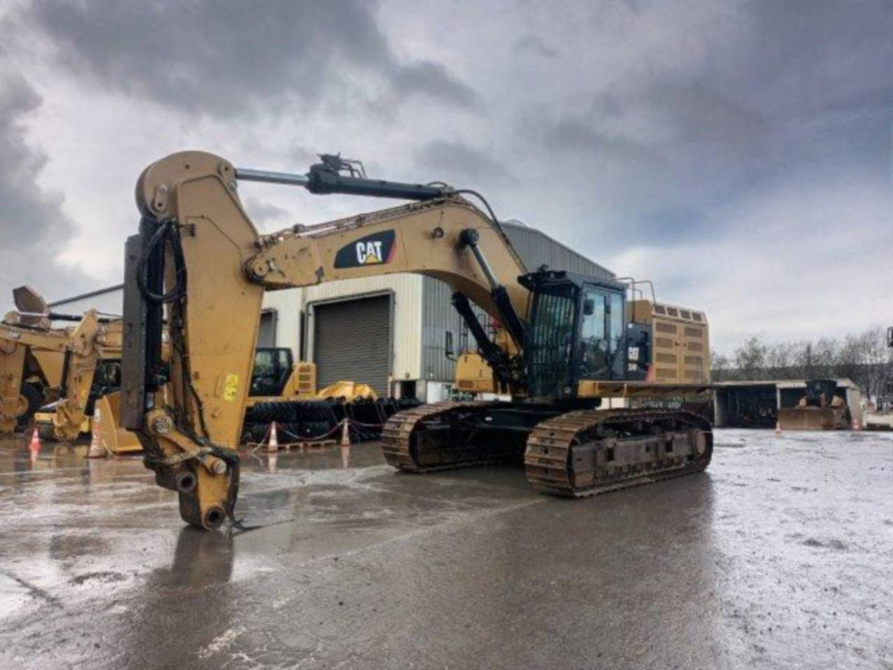 CAT 374F - Lánctalpas kotró: 1 kép. CAT 374F - Lánctalpas kotró: 1 kép.