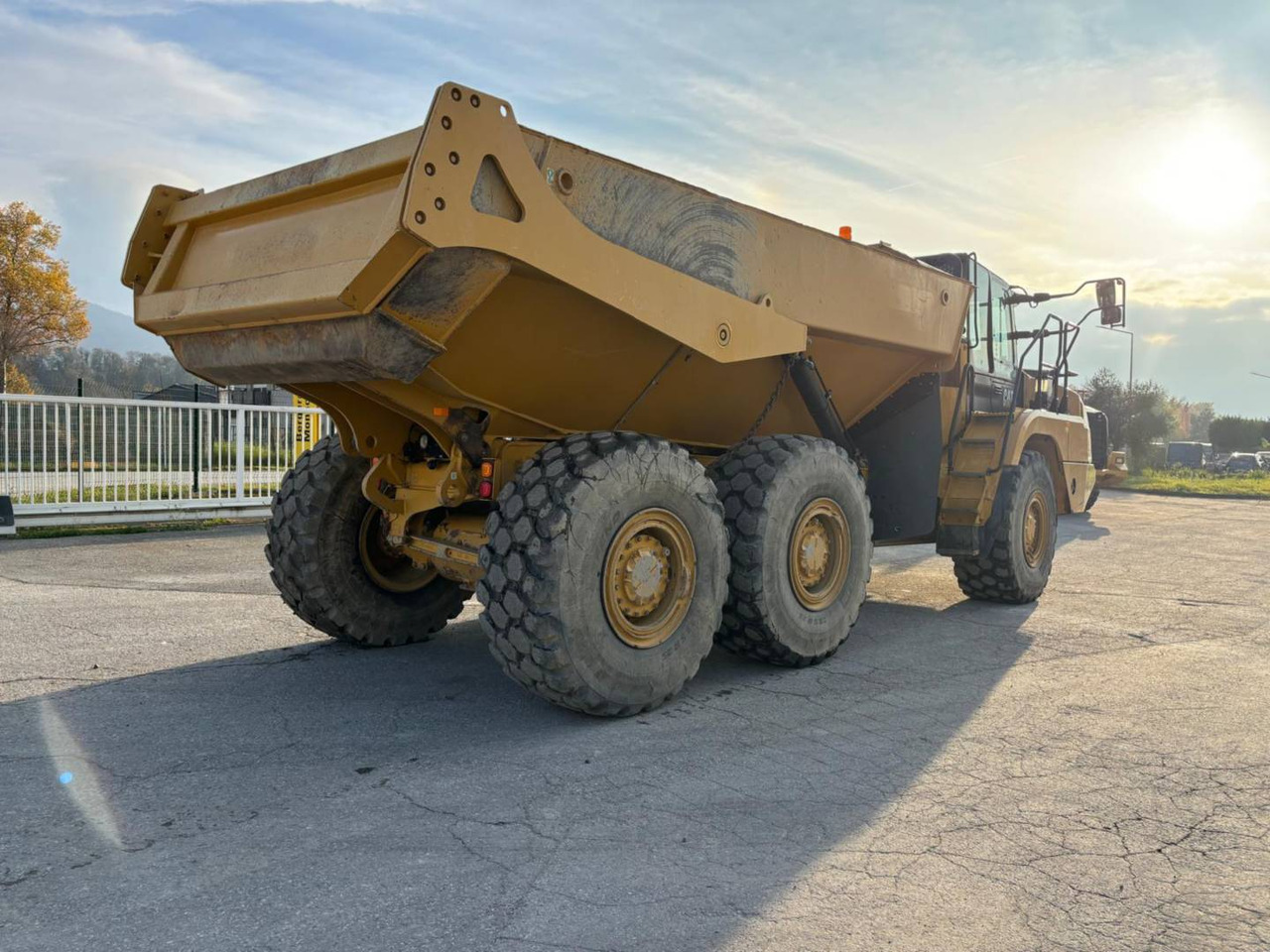 CAT 730 - Csuklós dömper: 4 kép. CAT 730 - Csuklós dömper: 4 kép.