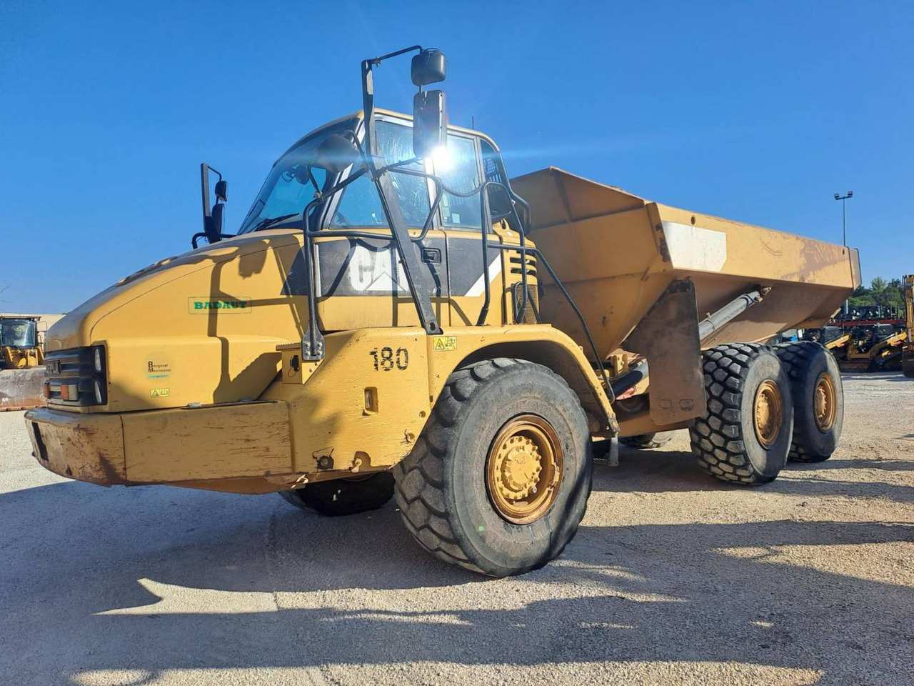 CAT 730 - Csuklós dömper: 1 kép. CAT 730 - Csuklós dömper: 1 kép.