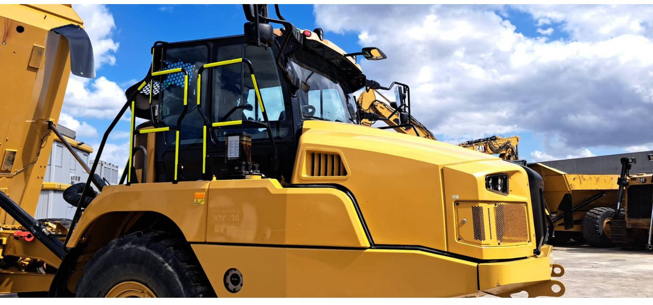 CAT 730 - Csuklós dömper: 4 kép. CAT 730 - Csuklós dömper: 4 kép.