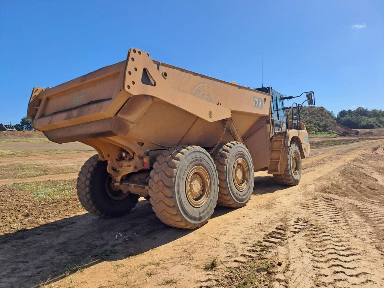 CAT 730 - Csuklós dömper: 3 kép. CAT 730 - Csuklós dömper: 3 kép.