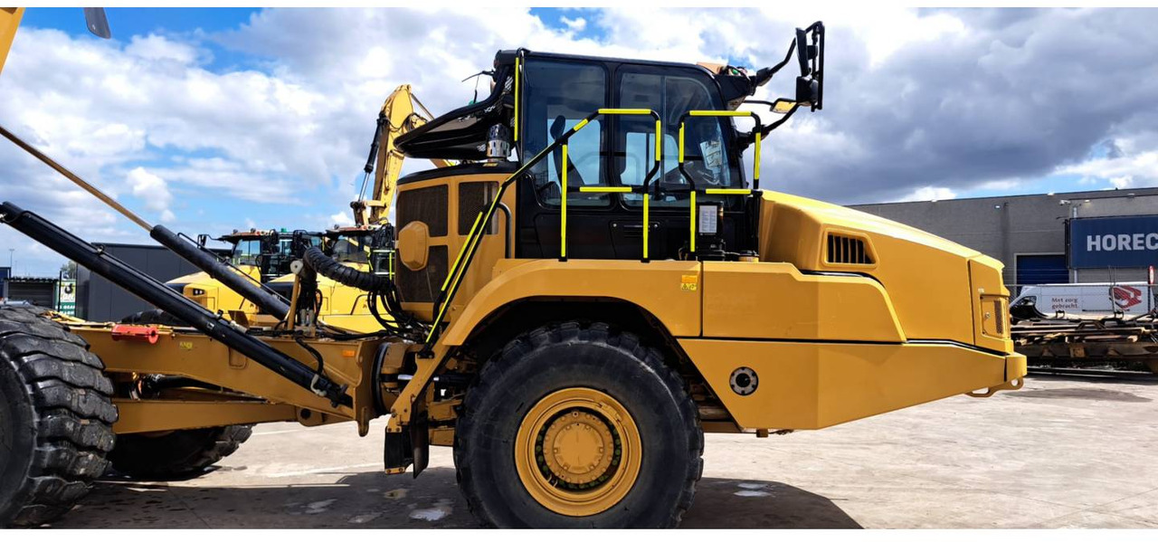 CAT 730 - Csuklós dömper: 3 kép. CAT 730 - Csuklós dömper: 3 kép.