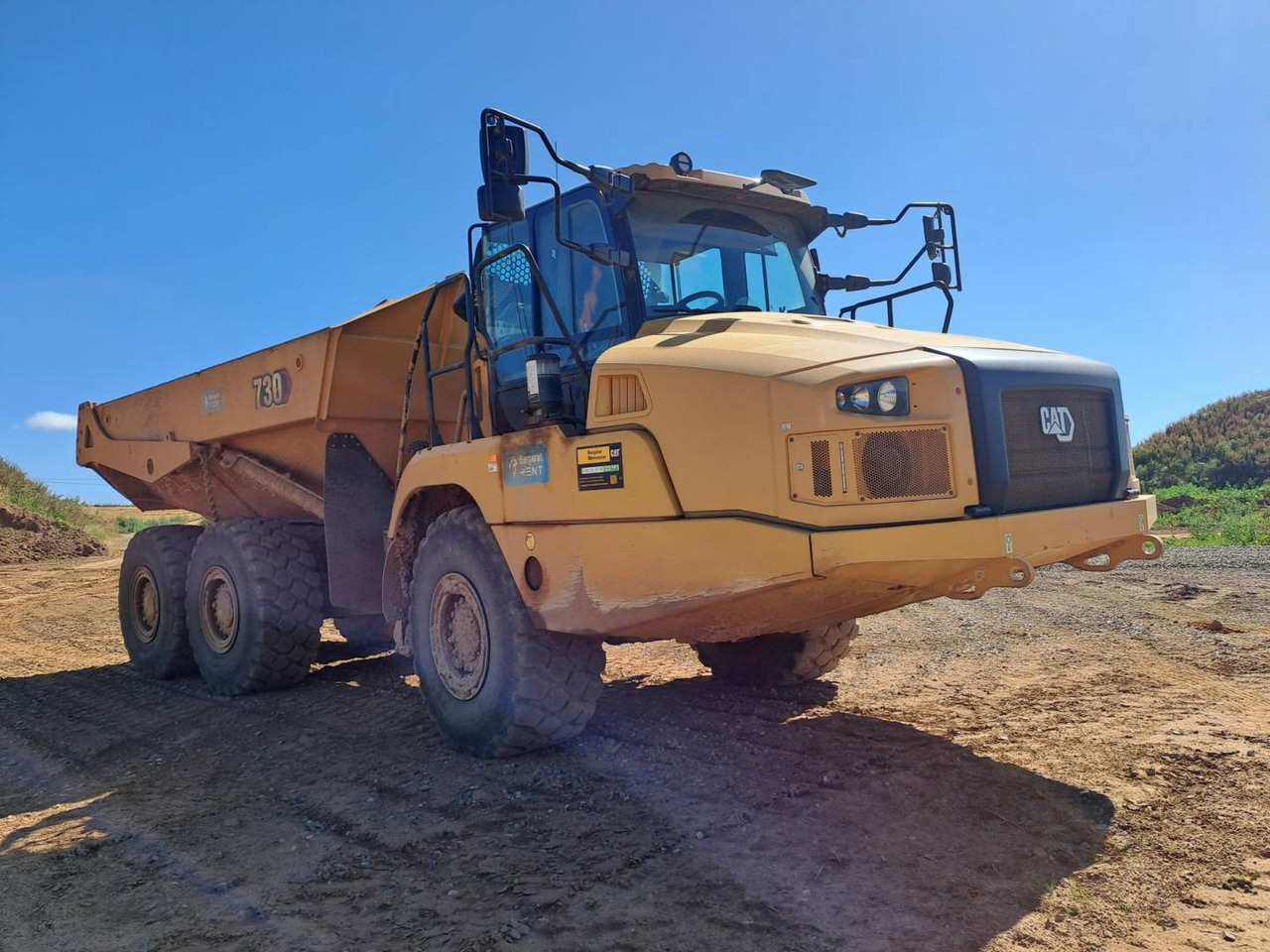 CAT 730 - Csuklós dömper: 2 kép. CAT 730 - Csuklós dömper: 2 kép.