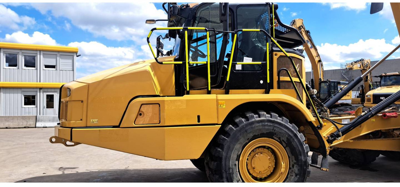 CAT 730 - Csuklós dömper: 3 kép. CAT 730 - Csuklós dömper: 3 kép.