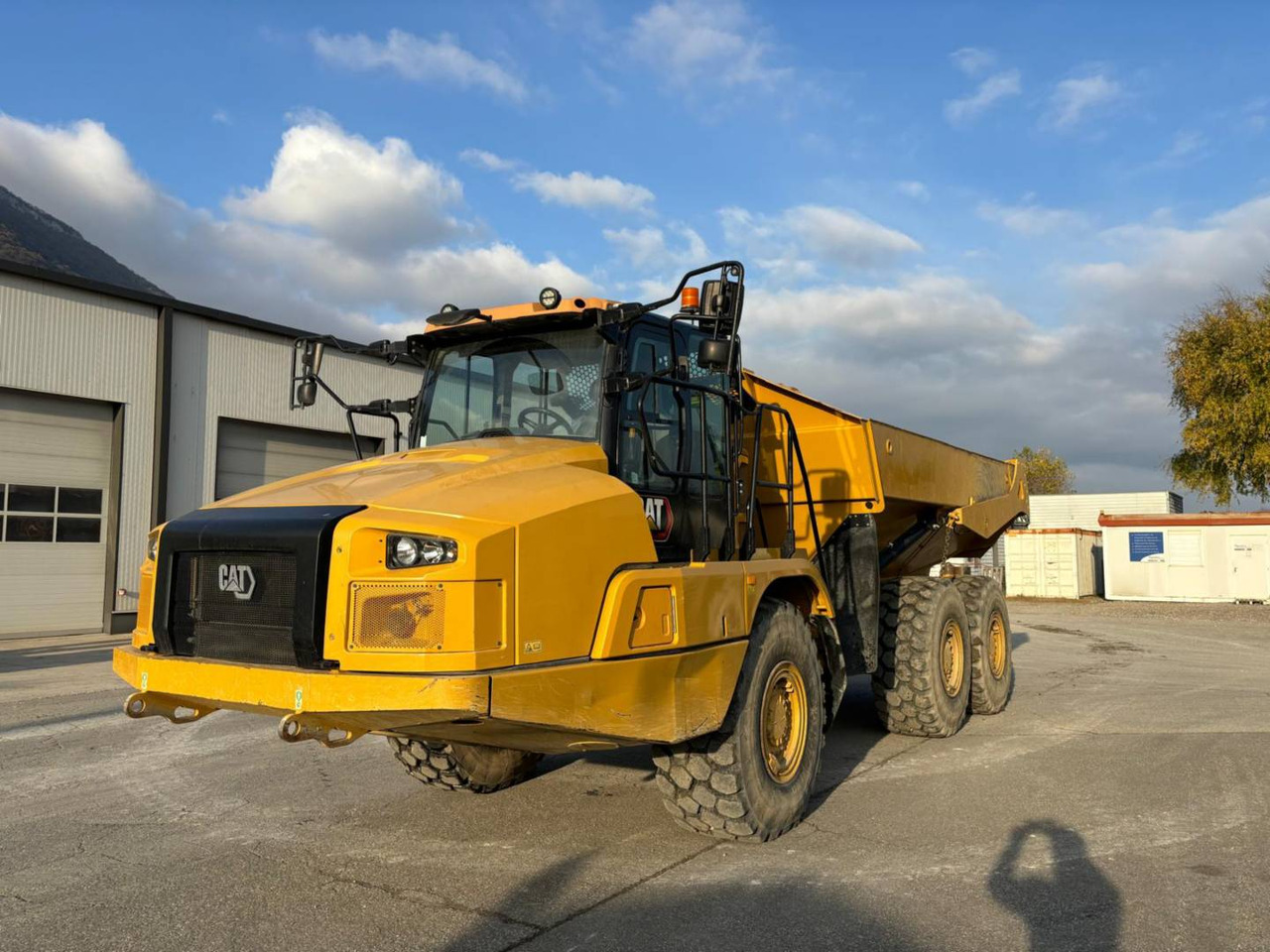 CAT 730 - Csuklós dömper: 2 kép. CAT 730 - Csuklós dömper: 2 kép.