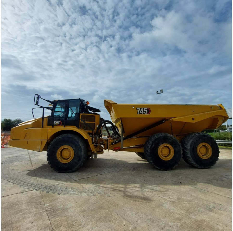 CAT 745 - Csuklós dömper: 3 kép. CAT 745 - Csuklós dömper: 3 kép.