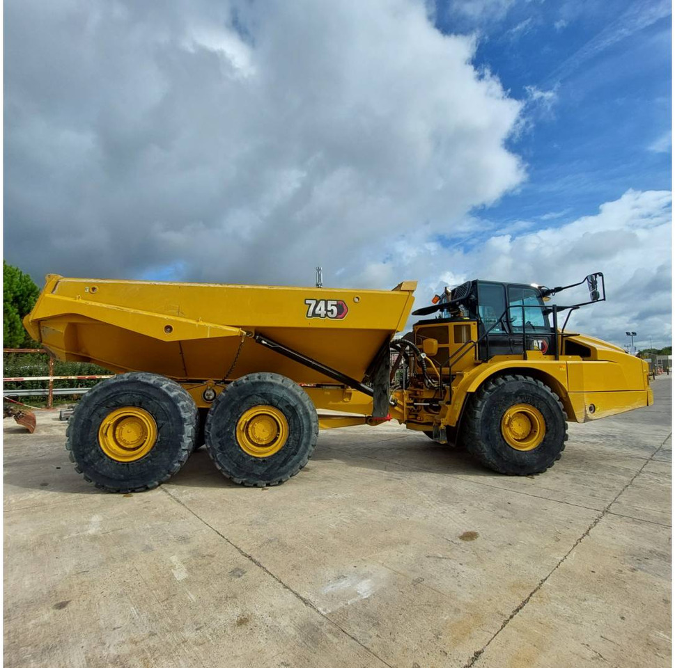CAT 745 - Csuklós dömper: 4 kép. CAT 745 - Csuklós dömper: 4 kép.