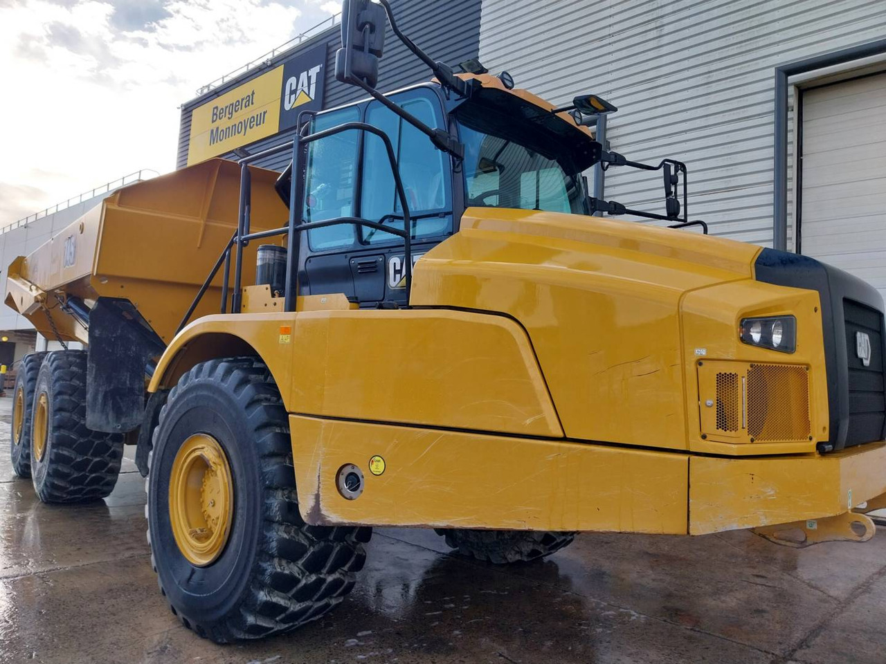 CAT 745 - Csuklós dömper: 2 kép. CAT 745 - Csuklós dömper: 2 kép.