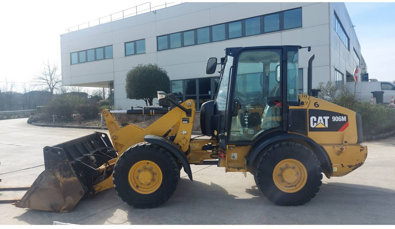 CAT 906 M - Gumikerekes homlokrakodó: 4 kép. CAT 906 M - Gumikerekes homlokrakodó: 4 kép.