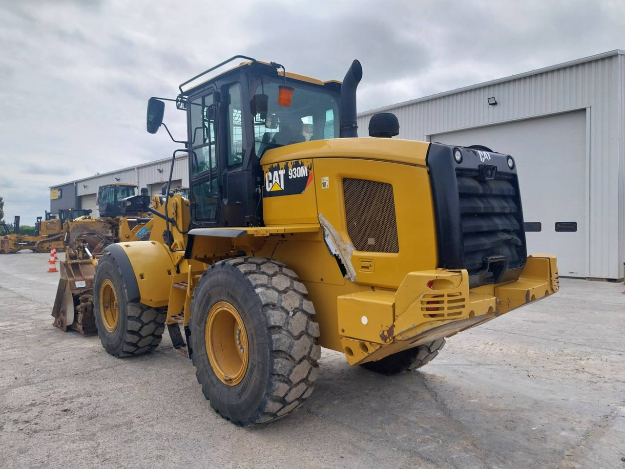 CAT 930M - Gumikerekes homlokrakodó: 4 kép. CAT 930M - Gumikerekes homlokrakodó: 4 kép.