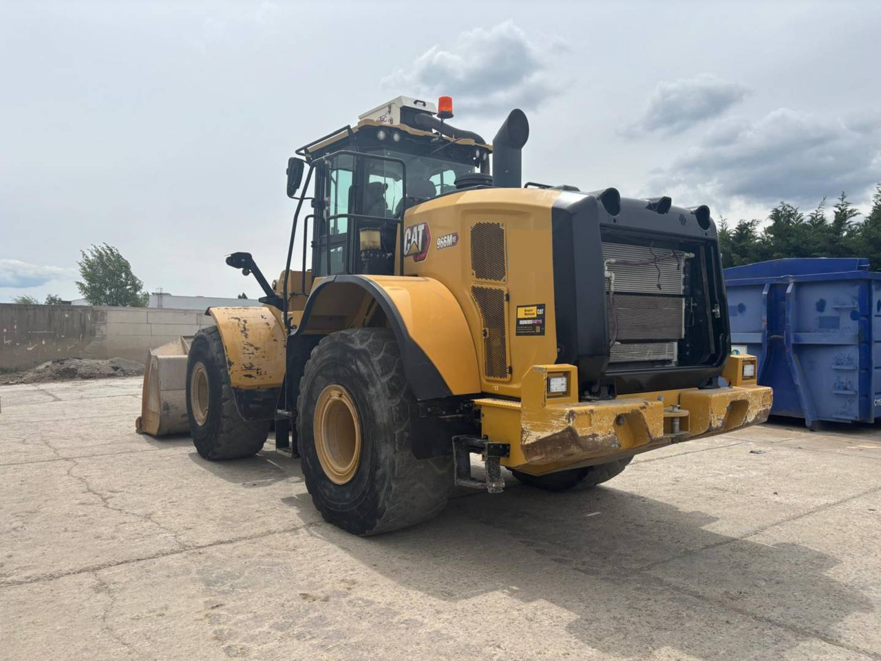 CAT 966M XE - Gumikerekes homlokrakodó: 3 kép. CAT 966M XE - Gumikerekes homlokrakodó: 3 kép.