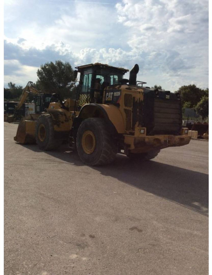 CAT 966M XE - Gumikerekes homlokrakodó: 3 kép. CAT 966M XE - Gumikerekes homlokrakodó: 3 kép.