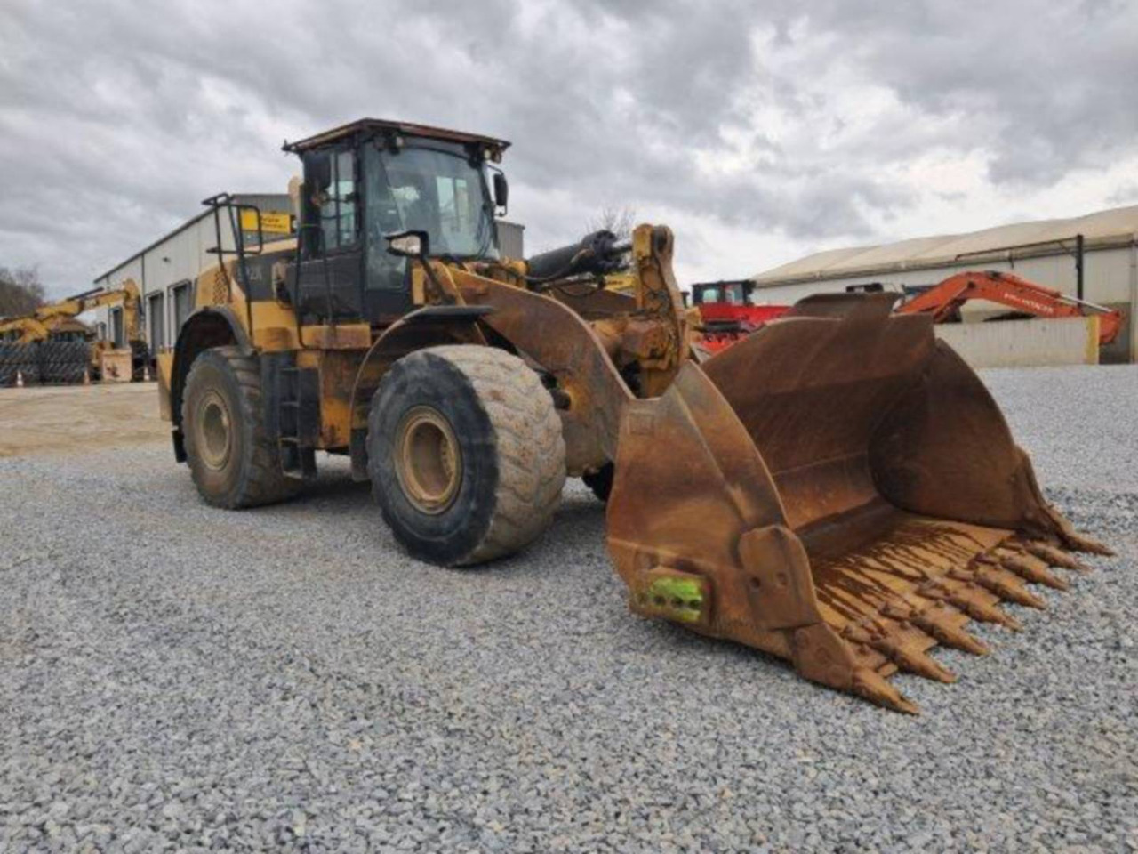 CAT 972K - Gumikerekes homlokrakodó: 2 kép. CAT 972K - Gumikerekes homlokrakodó: 2 kép.