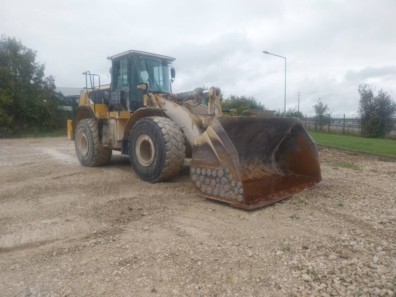 CAT 972K - Gumikerekes homlokrakodó: 2 kép. CAT 972K - Gumikerekes homlokrakodó: 2 kép.
