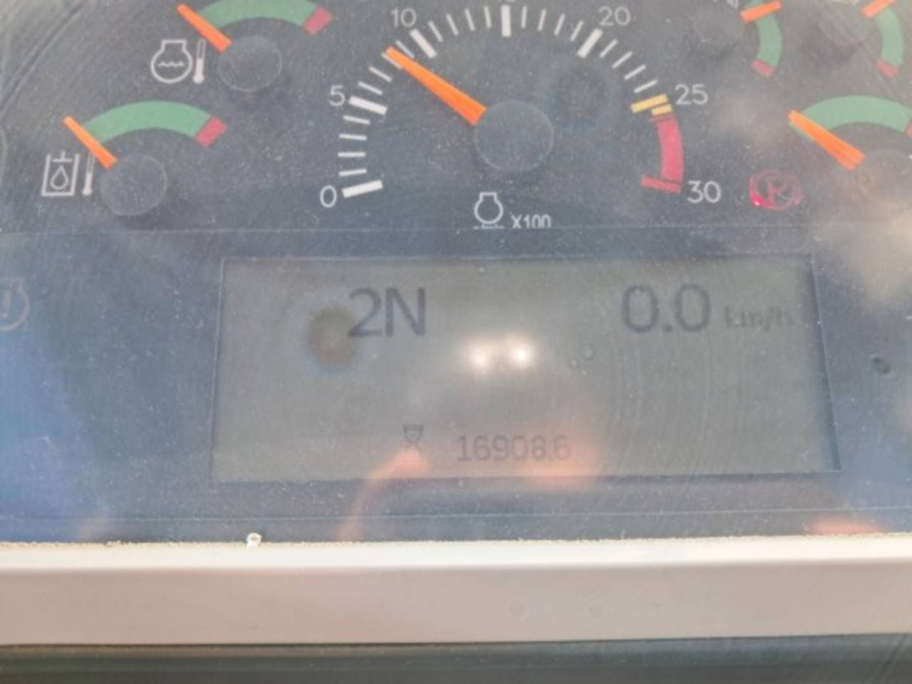 CAT 972M - Gumikerekes homlokrakodó: 5 kép. CAT 972M - Gumikerekes homlokrakodó: 5 kép.