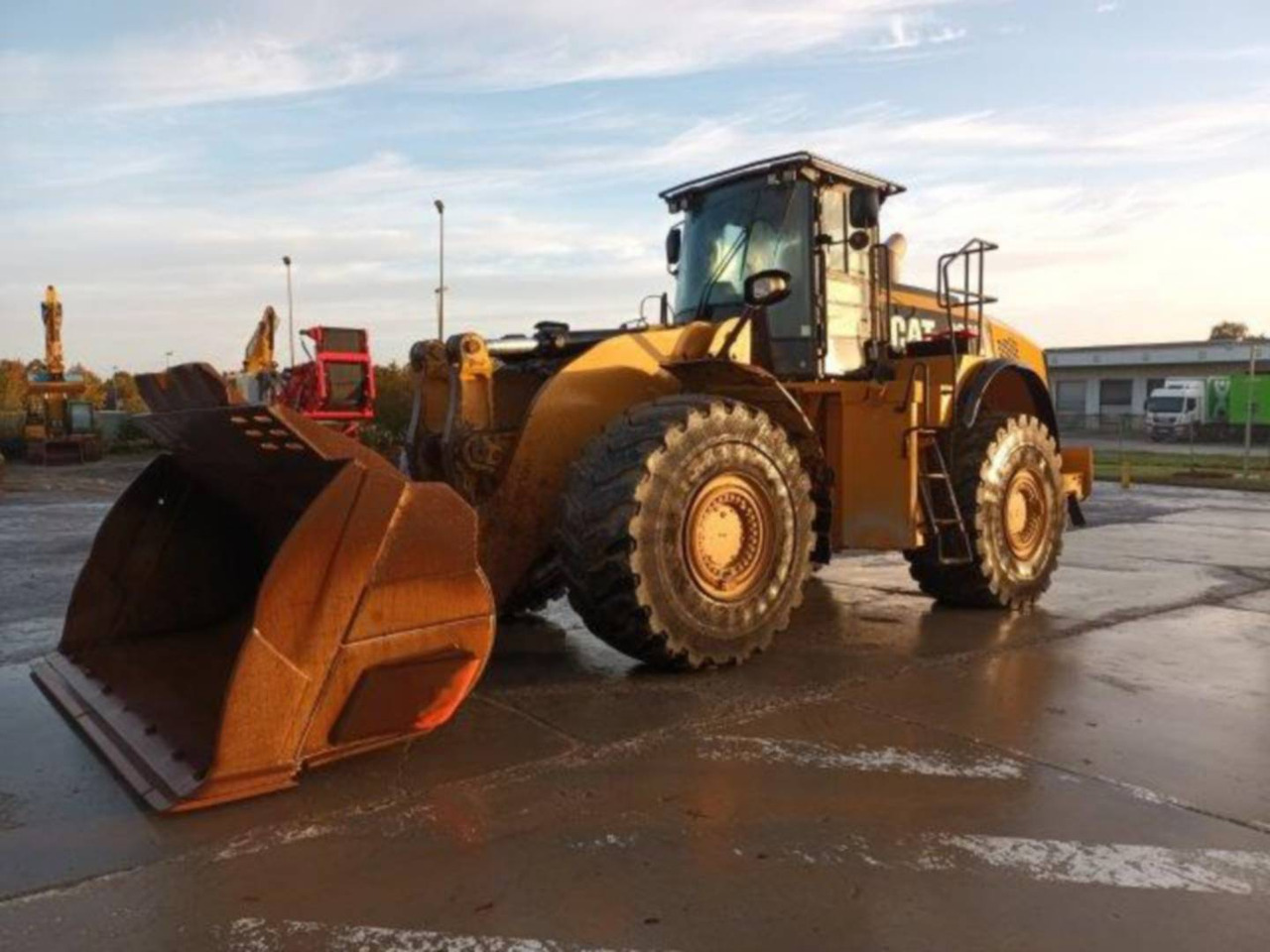 CAT 972M XE - Gumikerekes homlokrakodó: 2 kép. CAT 972M XE - Gumikerekes homlokrakodó: 2 kép.