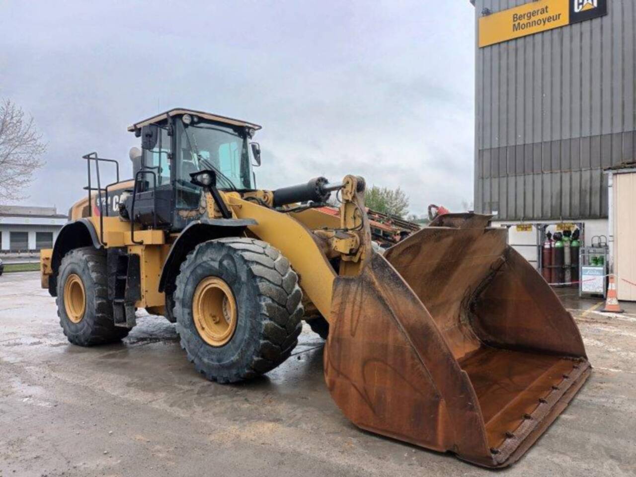 CAT 972M XE - Gumikerekes homlokrakodó: 2 kép. CAT 972M XE - Gumikerekes homlokrakodó: 2 kép.