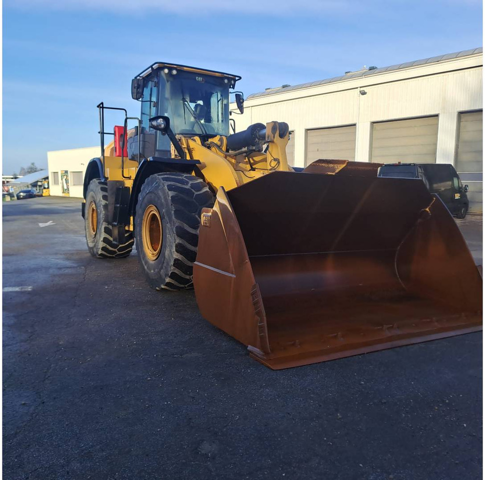 CAT 972M XE - Gumikerekes homlokrakodó: 2 kép. CAT 972M XE - Gumikerekes homlokrakodó: 2 kép.