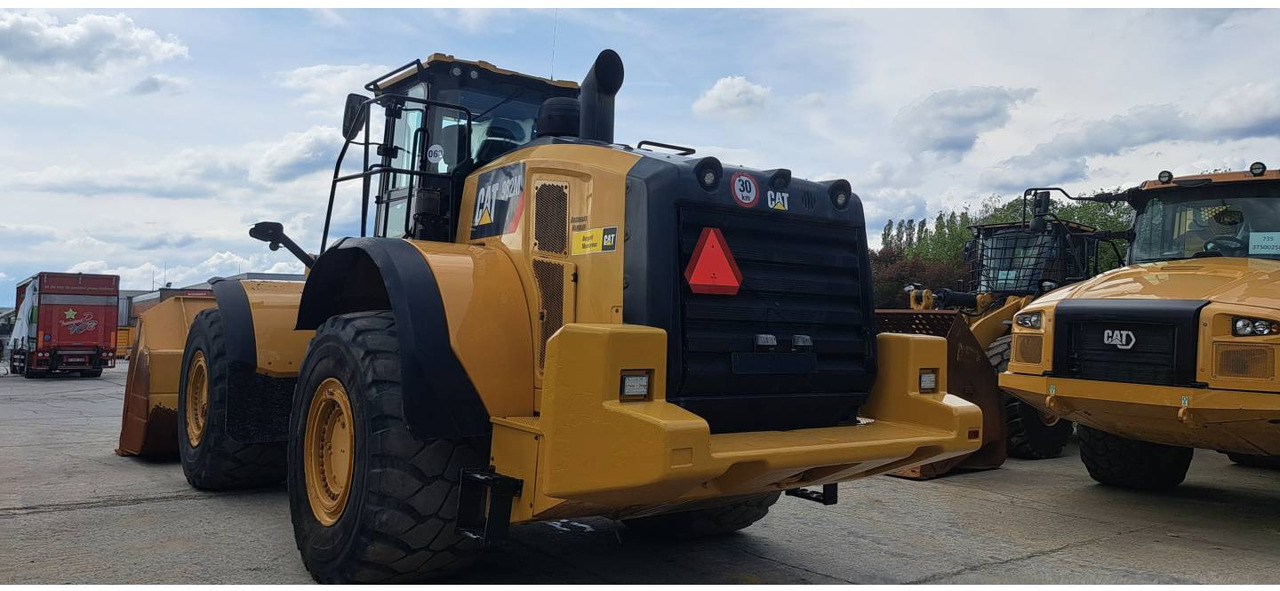 CAT 982M - Gumikerekes homlokrakodó: 4 kép. CAT 982M - Gumikerekes homlokrakodó: 4 kép.