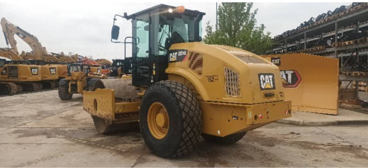 CAT CS74B 4F - Talajtömörítő: 2 kép. CAT CS74B 4F - Talajtömörítő: 2 kép.