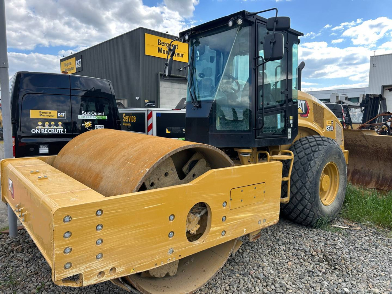 CAT CS74B 4F - Talajtömörítő: 1 kép. CAT CS74B 4F - Talajtömörítő: 1 kép.