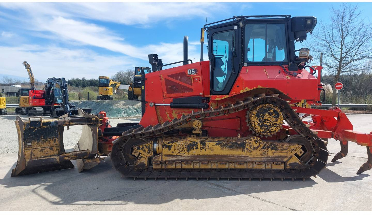 Buldózer CAT D5: 10 kép.