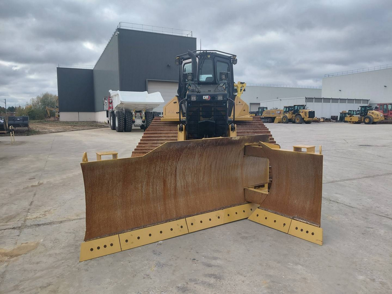 CAT D5 - Buldózer: 3 kép. CAT D5 - Buldózer: 3 kép.