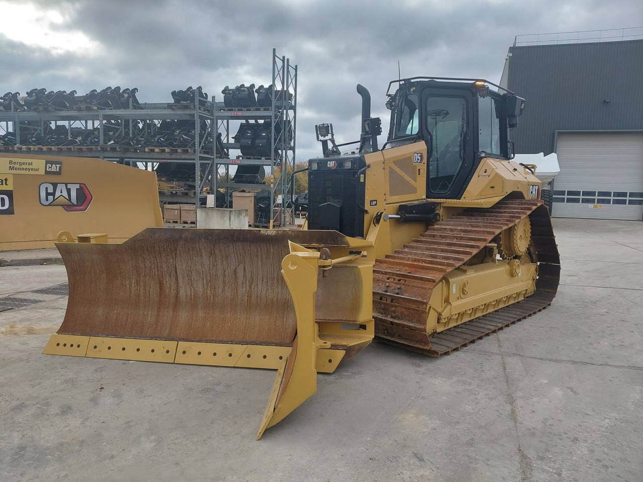 CAT D5 - Buldózer: 2 kép. CAT D5 - Buldózer: 2 kép.