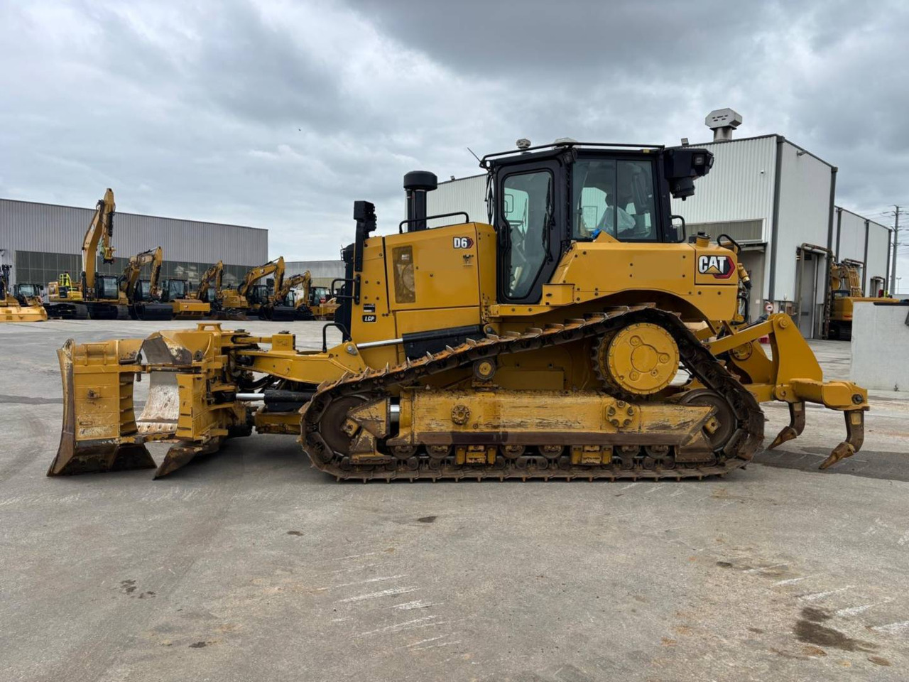 Buldózer CAT D6 VPAT: 11 kép.