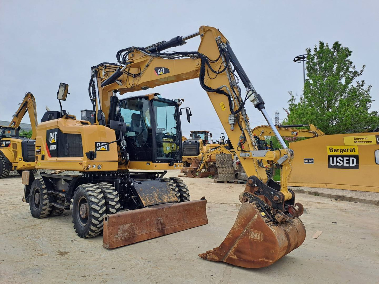CAT M315F IVC - Gumikerekes kotró: 2 kép. CAT M315F IVC - Gumikerekes kotró: 2 kép.