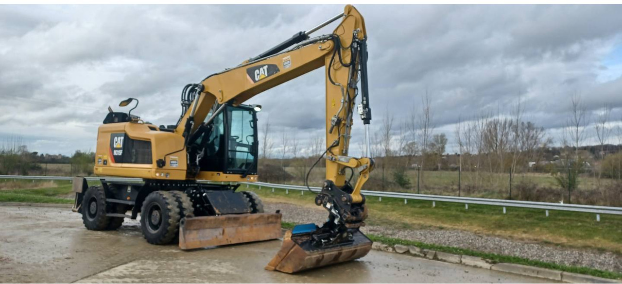 CAT M315F IVC - Gumikerekes kotró: 2 kép. CAT M315F IVC - Gumikerekes kotró: 2 kép.