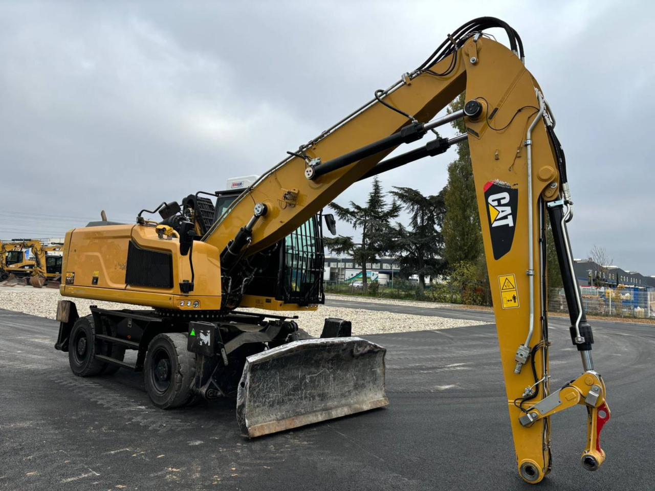 CAT MH3022-1 - Gumikerekes kotró: 1 kép. CAT MH3022-1 - Gumikerekes kotró: 1 kép.