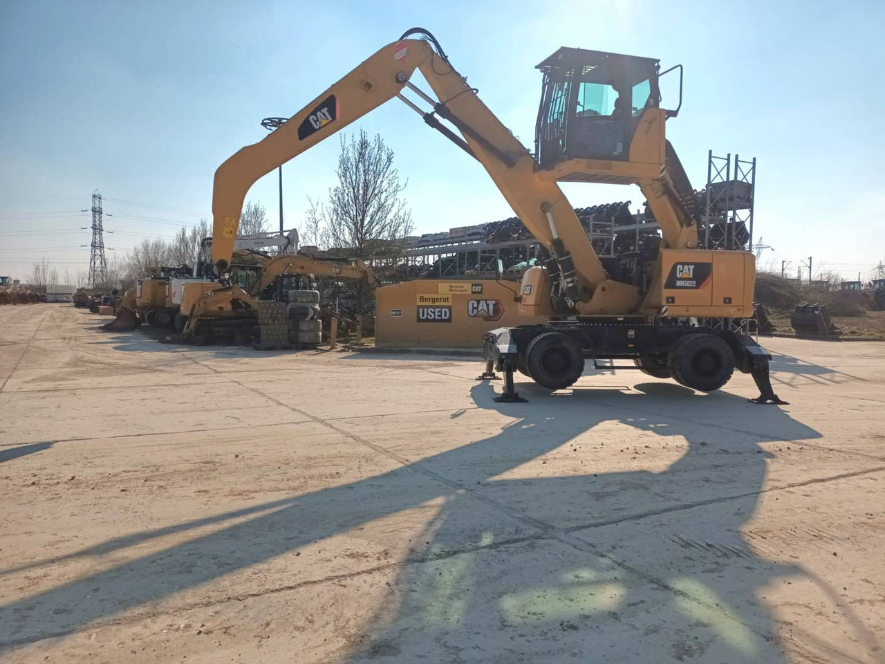 CAT MH3022 - Gumikerekes kotró: 1 kép. CAT MH3022 - Gumikerekes kotró: 1 kép.