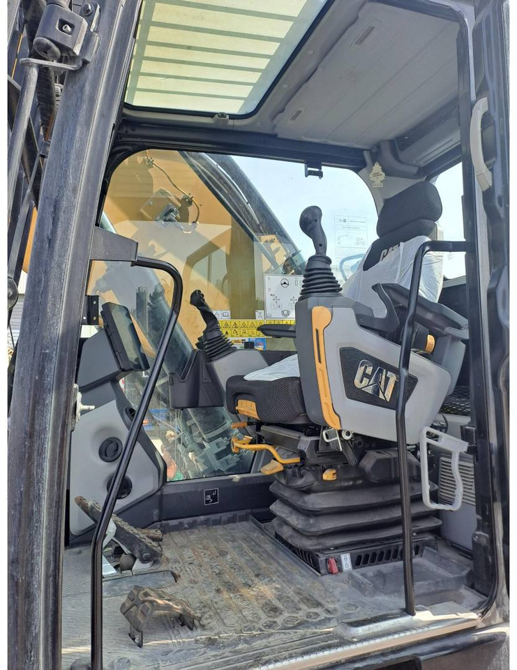 Gumikerekes kotró CAT MH3024: 13 kép.