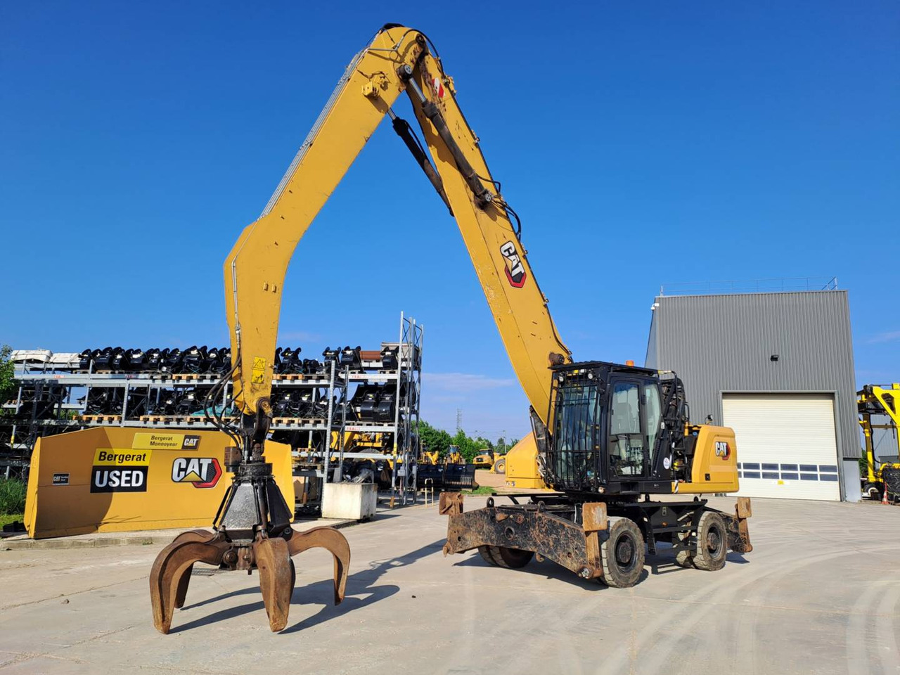 CAT MH3026 - Gumikerekes kotró: 2 kép. CAT MH3026 - Gumikerekes kotró: 2 kép.