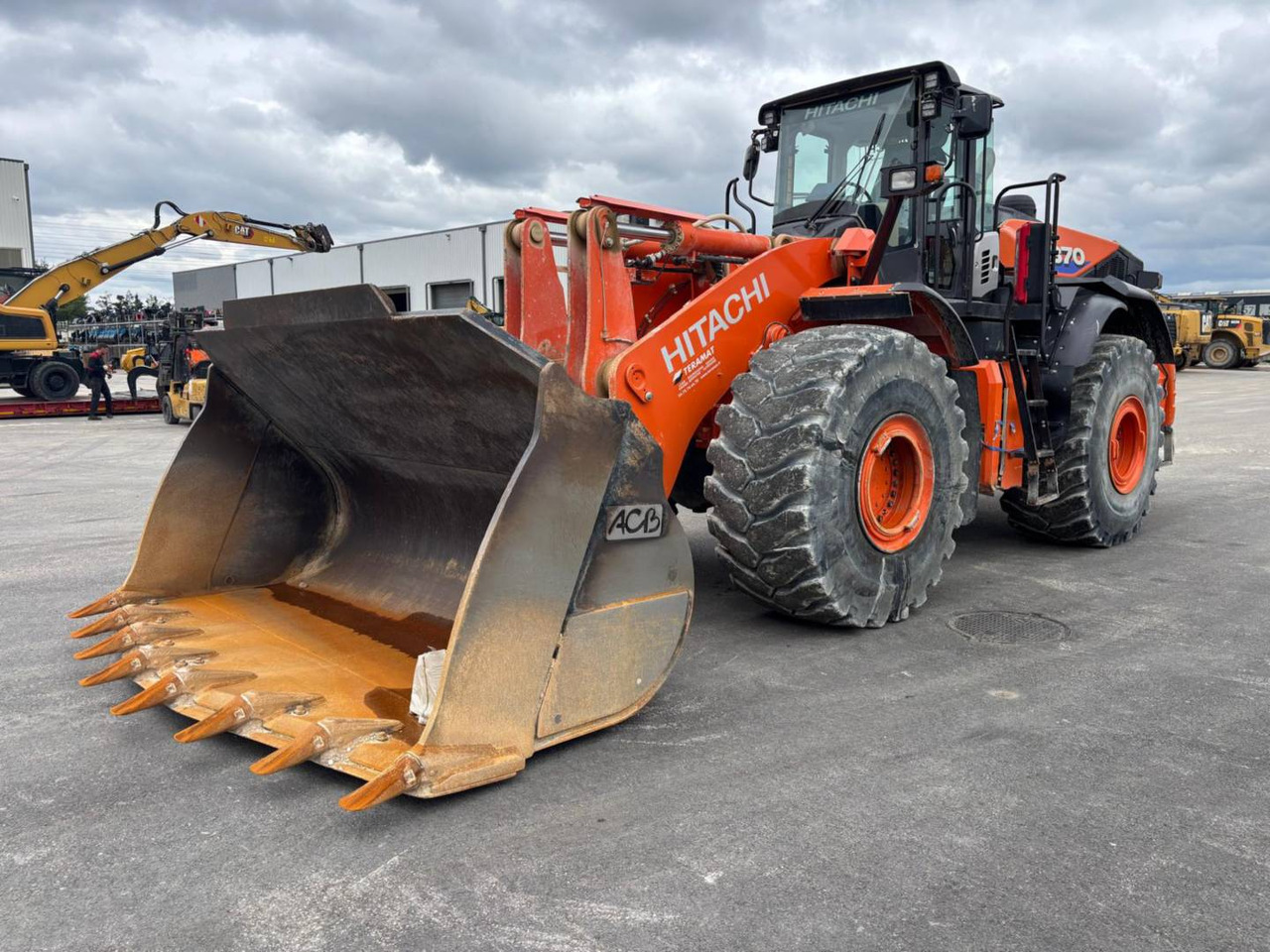 HITACHI ZW370.6 - Gumikerekes homlokrakodó: 2 kép. HITACHI ZW370.6 - Gumikerekes homlokrakodó: 2 kép.