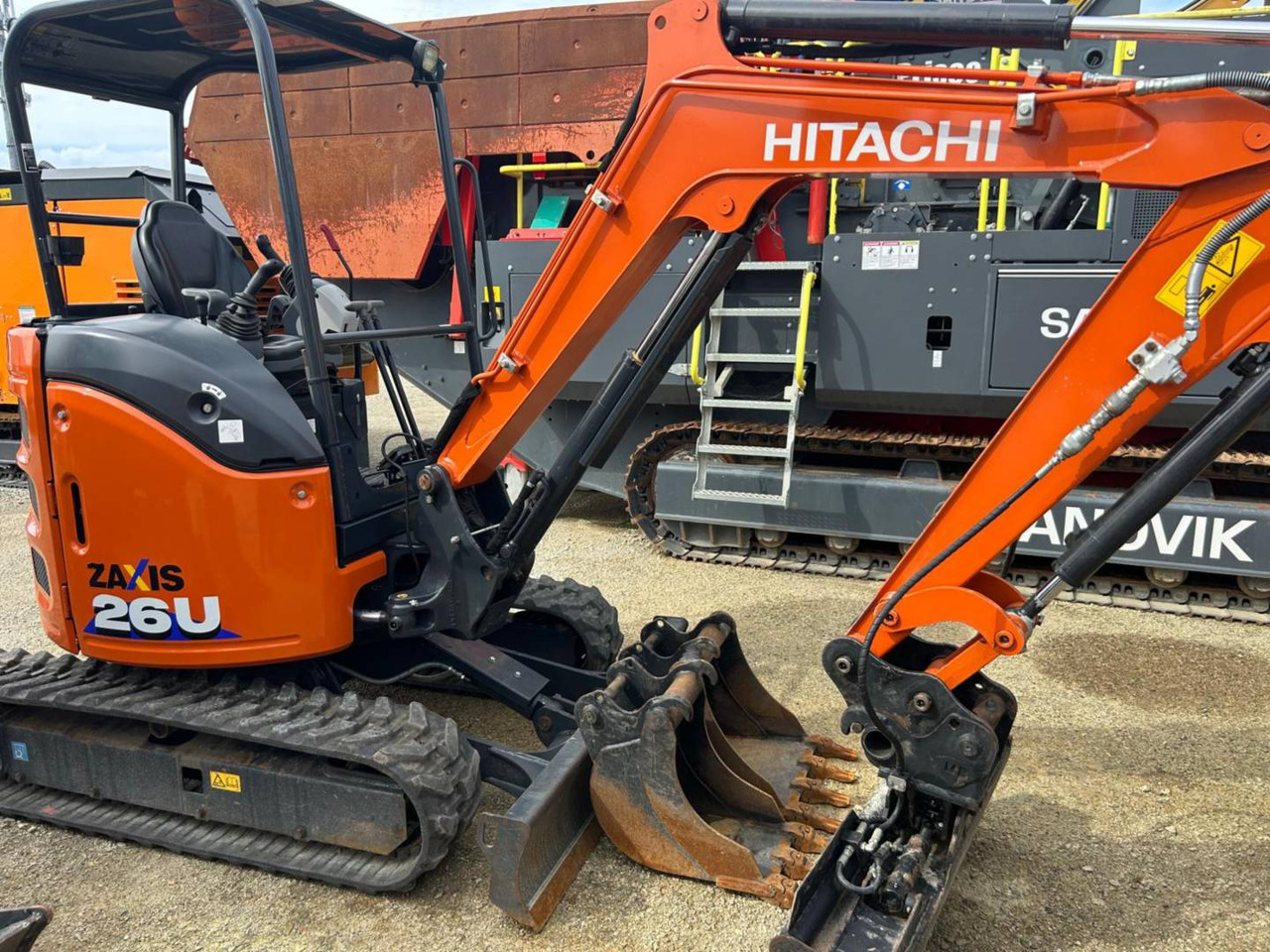 HITACHI ZX26U-6 - Lánctalpas kotró: 2 kép. HITACHI ZX26U-6 - Lánctalpas kotró: 2 kép.