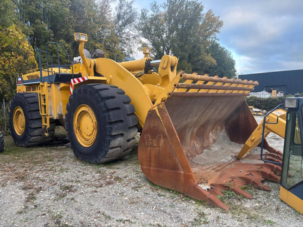 KOMATSU WA700 - Gumikerekes homlokrakodó: 2 kép. KOMATSU WA700 - Gumikerekes homlokrakodó: 2 kép.
