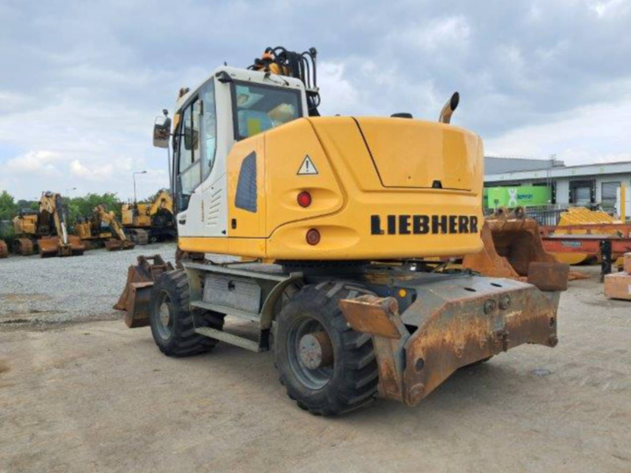 LIEBHERR A914 - Gumikerekes kotró: 1 kép. LIEBHERR A914 - Gumikerekes kotró: 1 kép.