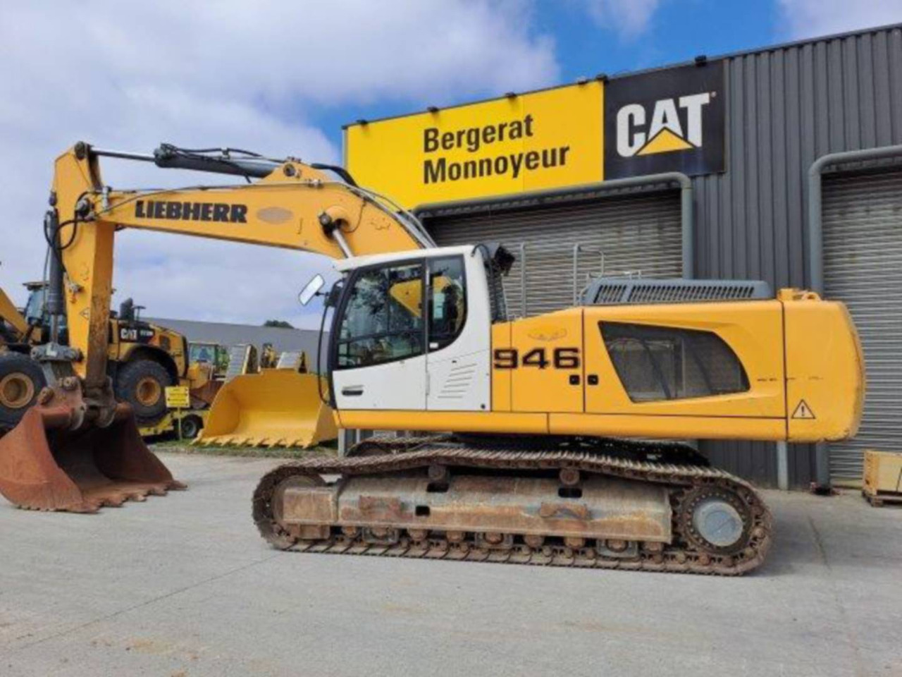 LIEBHERR R946 - Lánctalpas kotró: 4 kép. LIEBHERR R946 - Lánctalpas kotró: 4 kép.