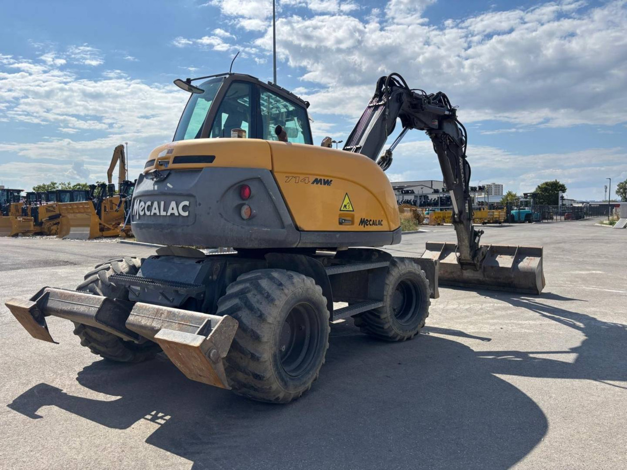 MECALAC 714MW - Gumikerekes kotró: 3 kép. MECALAC 714MW - Gumikerekes kotró: 3 kép.