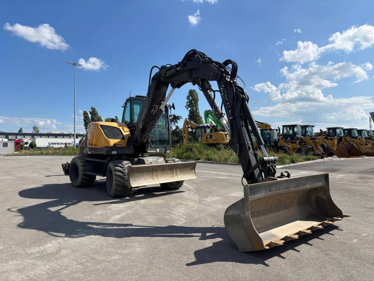 MECALAC 714MW - Gumikerekes kotró: 2 kép. MECALAC 714MW - Gumikerekes kotró: 2 kép.