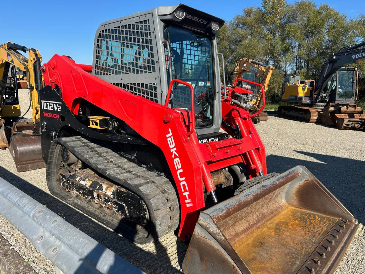 TAKEUCHI MFG. CO. LTD. TL12 - Lánctalpas homlokrakodó: 2 kép. TAKEUCHI MFG. CO. LTD. TL12 - Lánctalpas homlokrakodó: 2 kép.
