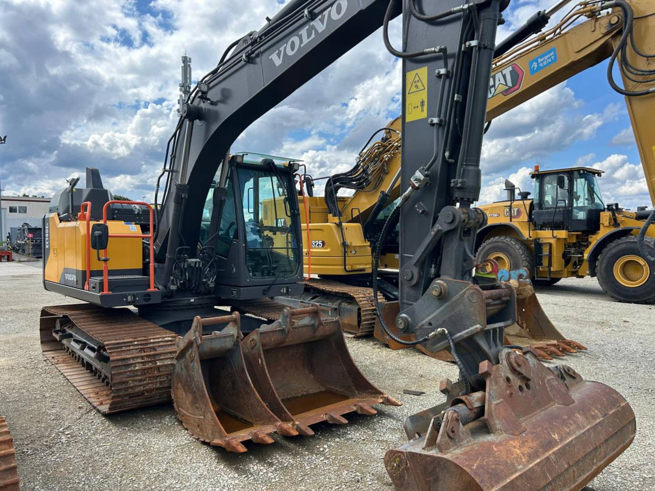 VOLVO CONSTRUCTION EQUIPMENT EC140 - Lánctalpas kotró: 2 kép. VOLVO CONSTRUCTION EQUIPMENT EC140 - Lánctalpas kotró: 2 kép.