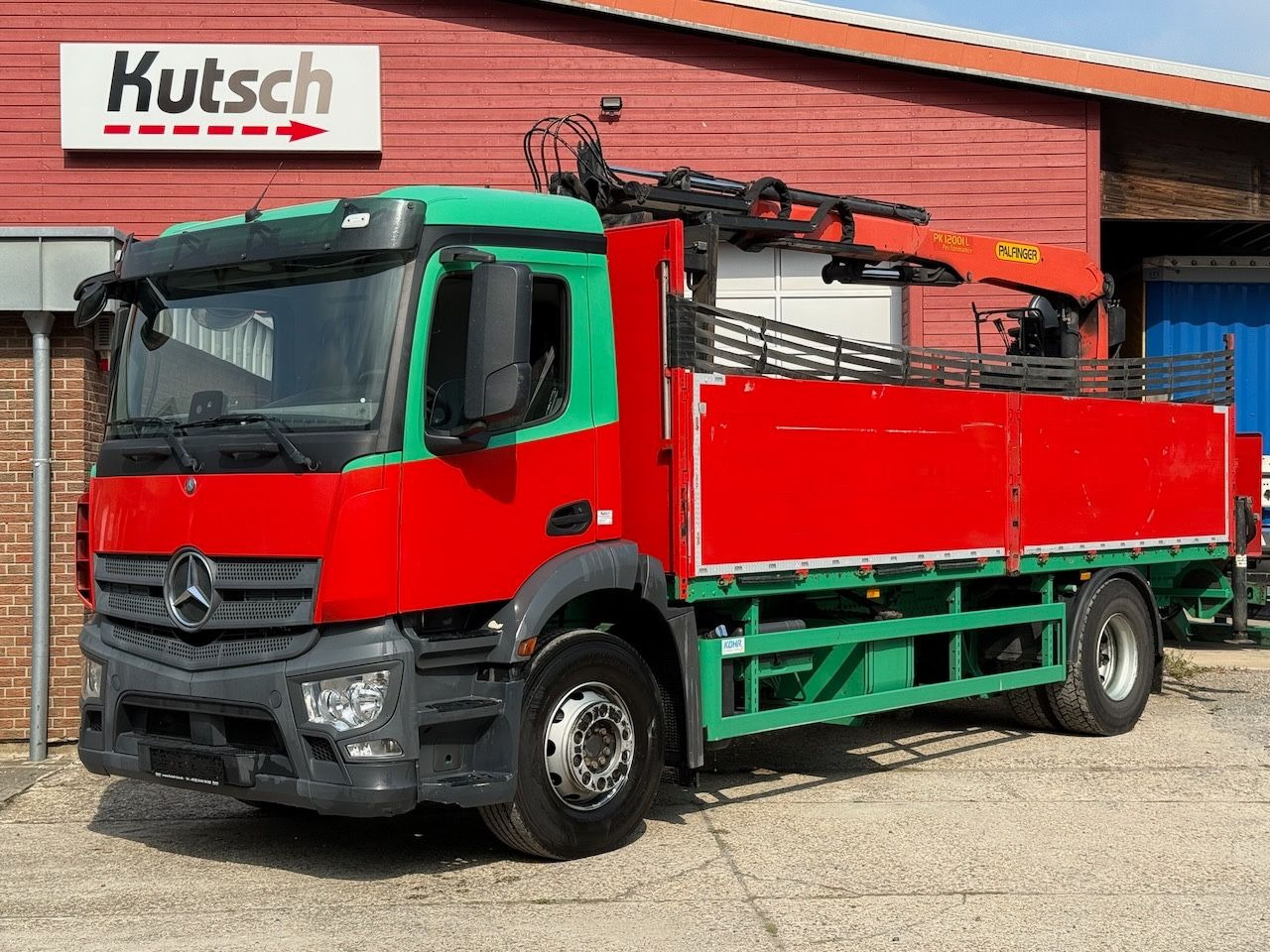Mercedes-Benz Antos 1832L mit Palfinger PK 12001L Heckkran - Platós teherautó, Darus autó: 3 kép. Mercedes-Benz Antos 1832L mit Palfinger PK 12001L Heckkran - Platós teherautó, Darus autó: 3 kép.