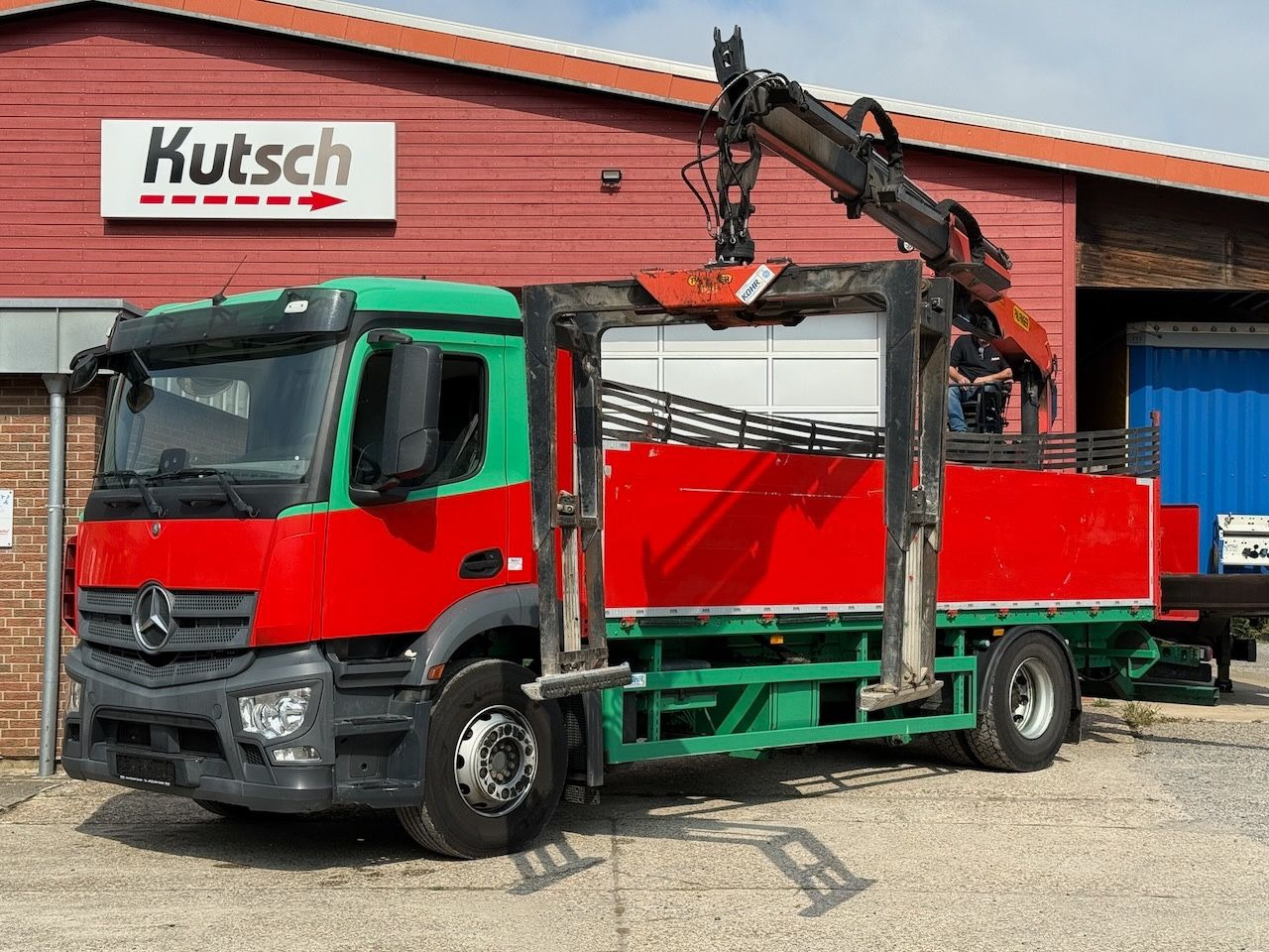 Mercedes-Benz Antos 1832L mit Palfinger PK 12001L Heckkran - Platós teherautó, Darus autó: 1 kép. Mercedes-Benz Antos 1832L mit Palfinger PK 12001L Heckkran - Platós teherautó, Darus autó: 1 kép.